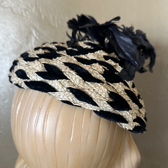 ENCHANTING 1950s\' CREAM STRAW + BLACK FABRIC WOVEN BERET +  IRIDESCENT FEATHERS main image 9